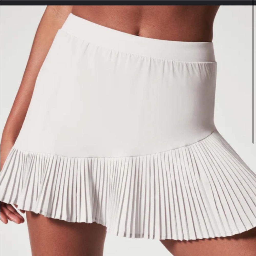 New with tags NWT Spanx Yes, Pleats Skort Light Cloudy Grey size S Get Moving